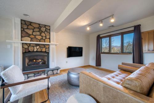 The Haüs Windham - Spacious Suites Hot Tub Mountain Views! - image 4