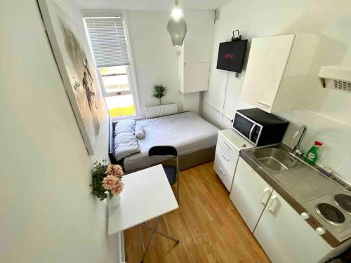 Great location studio apartment with Smart TV and workspace