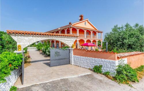 Awesome Home In Liznjan With Outdoor Swimming Pool - Šišan