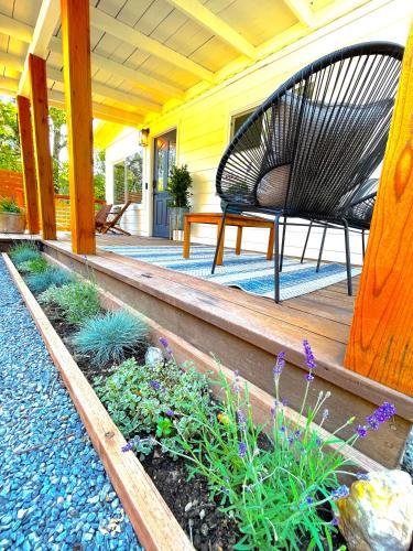 Iekārtas, Private Wine Country-River Bungalow! Sunny Treetop Views - Pets Stay Free in Forestvilla (CA)