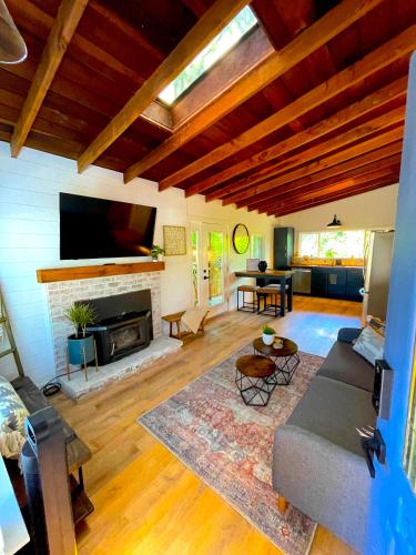 Iekārtas, Private Wine Country-River Bungalow! Sunny Treetop Views - Pets Stay Free in Forestvilla (CA)