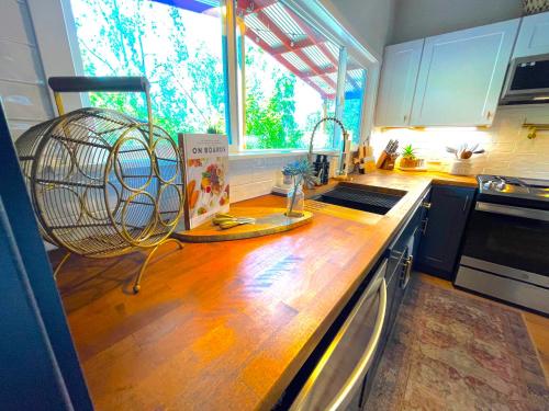 Private Wine Country-River Bungalow! Sunny Treetop Views - Pets Stay Free