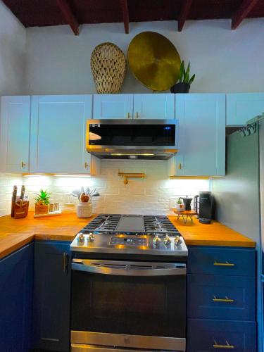 Iekārtas, Private Wine Country-River Bungalow! Sunny Treetop Views - Pets Stay Free in Forestvilla (CA)