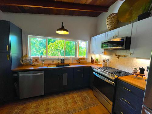 virtuve, Private Wine Country-River Bungalow! Sunny Treetop Views - Pets Stay Free in Forestvilla (CA)
