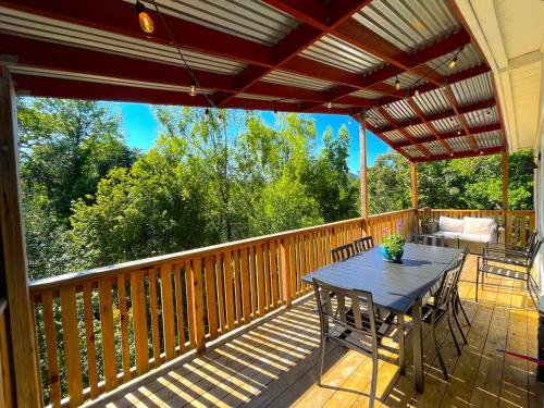 Iekārtas, Private Wine Country-River Bungalow! Sunny Treetop Views - Pets Stay Free in Forestvilla (CA)