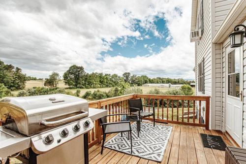 Mountain View Farmhouse in Luray, Family Friendly in Luray, USA