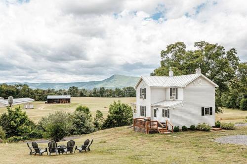 Mountain View Farmhouse in Luray, Family Friendly