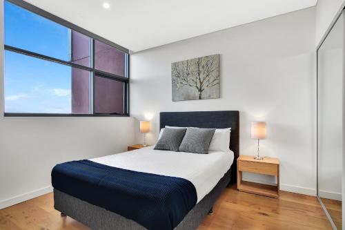 One-Bedroom Apartment image 5