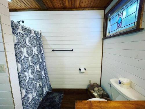 Eagle Crest cabin, White river view with hottub in Eureka Springs, USA