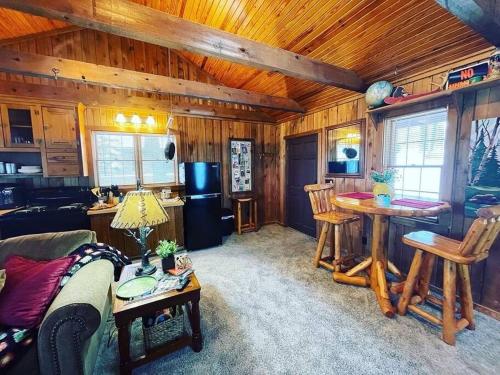 Eagle Crest cabin, White river view with hottub in Eureka Springs, USA
