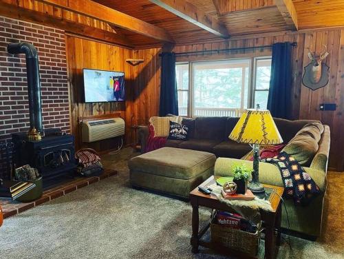 Eagle Crest cabin, White river view with hottub in Eureka Springs, USA