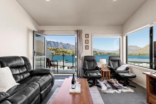Scenic and Relaxing Lakefront Apartment