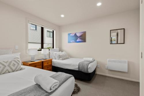 Scenic and Relaxing Lakefront Apartment