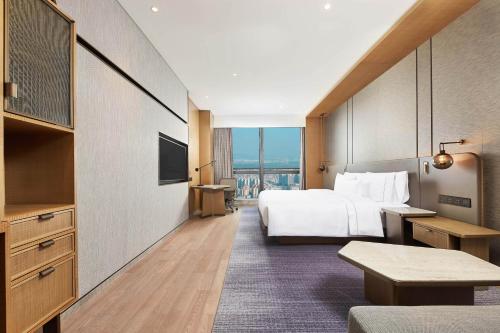 Guest room, 1 King, City view