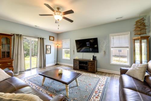 Holly Ridge Vacation Rental ~ 5 Mi to Beach in Sneads Ferry (NC)
