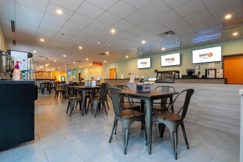 Restaurant, SPOT X Hotel Orlando/Intl Dr by The Red Collection in Lake Bryan