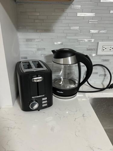 Stylish Urban Retreat 3 Bedroom Newly Remodeled in Grand Boulevard