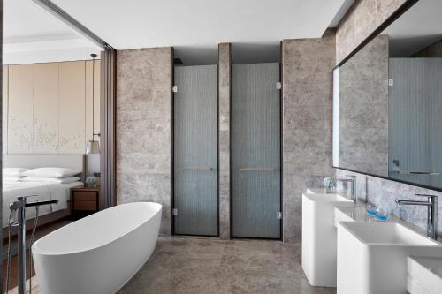 Studio Queen Room, M Club lounge access