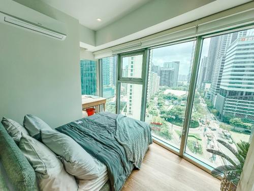 Vibrant Oasis with the best view + Fast WiFi, Manila