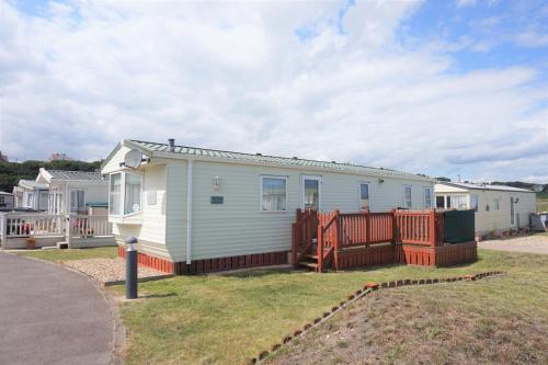 Great 6 Berth Caravan With Decking By The Beach In Suffolk Ref 40023nd