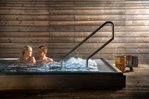 อ่างแช่น้ำร้อน, Spa Resort Tree of Life in ลาซเน เบโลราด