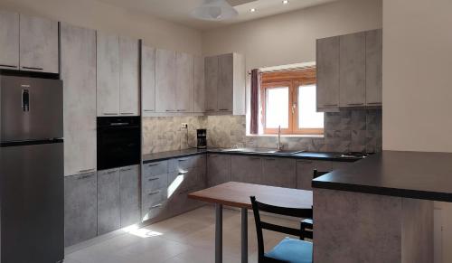 บริการและสิ่งอำนวยความสะดวก, Olive Stonehouses - Alkistis in อาโน เวอร์กา