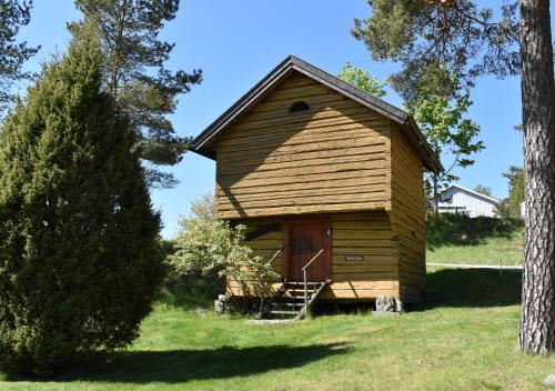 Wooden storehouse (pets allowed) upstairs