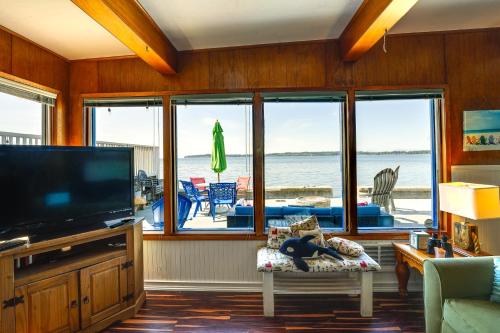 Waterfront Birch Bay Cabin Beach Access and Sunsets