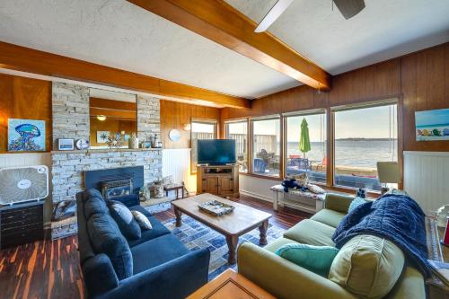 Waterfront Birch Bay Cabin Beach Access and Sunsets