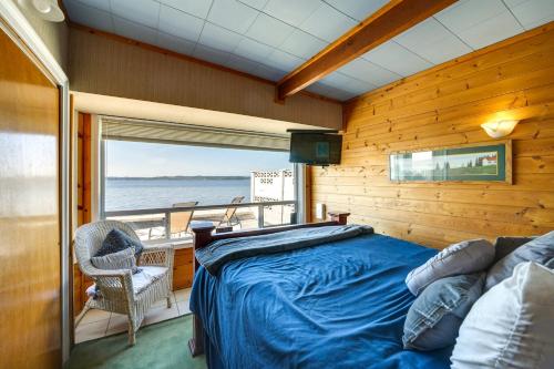 Waterfront Birch Bay Cabin Beach Access and Sunsets