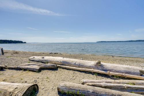 Waterfront Birch Bay Cabin Beach Access and Sunsets