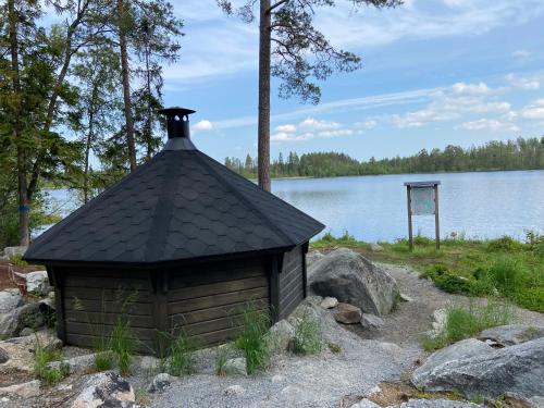 StrandRo - mokki jarven rannalla in Larsmo