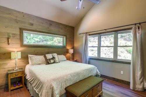 Unique Burnsville Home with Mountain Views and Deck! in Busick, USA