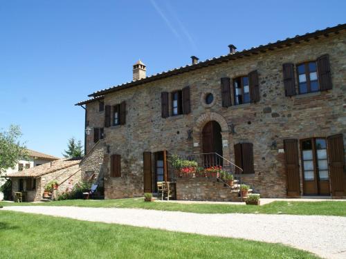  Nice apartment with pool and beautiful garden, Ferienwohnung in Montone