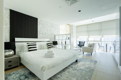 White Haven Studio With Charming Cityscape Views - image 12