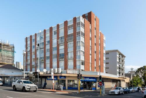 La Fayette Top Floor Apartment - image 2