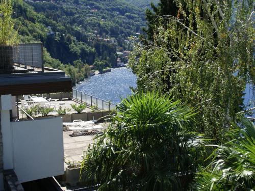Apartment with 2 bedrooms a large terrace with magnificent view of the lake