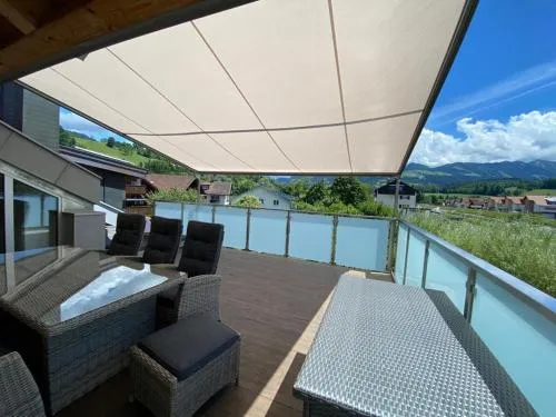 Berg Fux - Zwei Ferienhäuser mit je 5 und 6 Schlafzimmern mit eigener Dachterrasse - fantastischem Bergblick - Weber Gas Grill in Sonthofen, Deutschland
