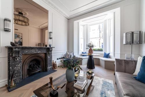 Elegant Modern 2BR Flat in Prestigious Chelsea.