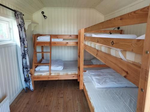 2 bunk beds