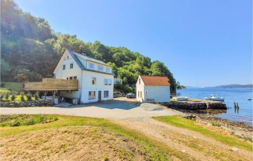 . Nice Home In Fitjar With House Sea View