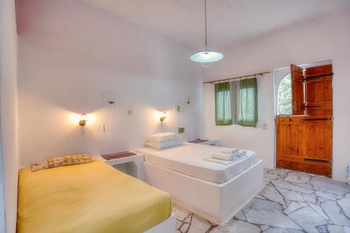 1 double bed, 2 twin beds