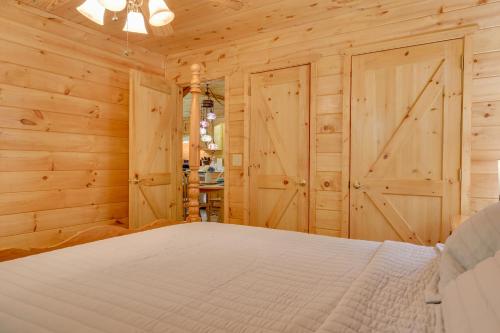 Secluded Cross Creek Cabin with Deck and Fire Pit! in Hood, USA