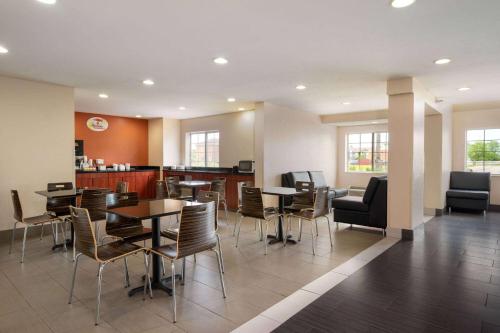 Super 8 by Wyndham Columbus West - image 7