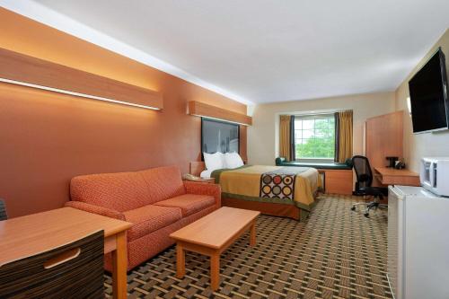 Super 8 by Wyndham Columbus West in Columbus, USA