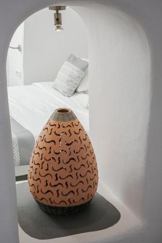 Honeymoon Cave Suite with Hot Tub and Caldera & Sea View image 10