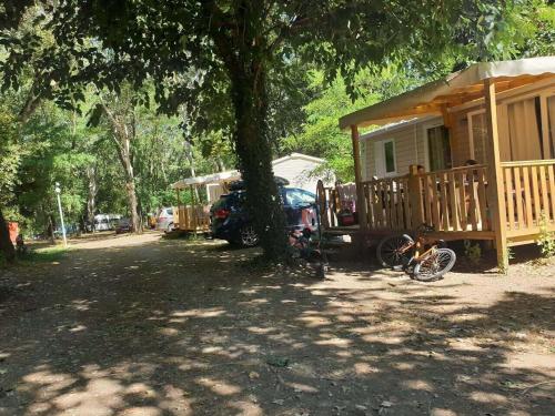 Camping Paradis Bellerive - Hotel - Montfrin