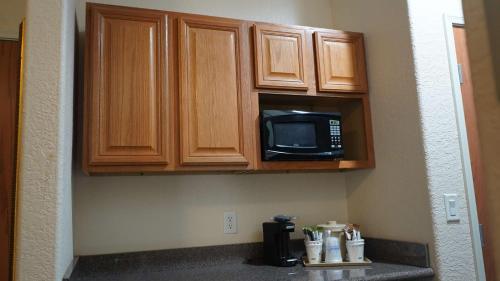 Arbor Inn and Suites - image 11
