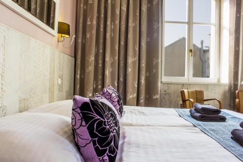 Royal Court Hotel - image 3