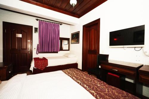 1 queen bed, 1 twin bed